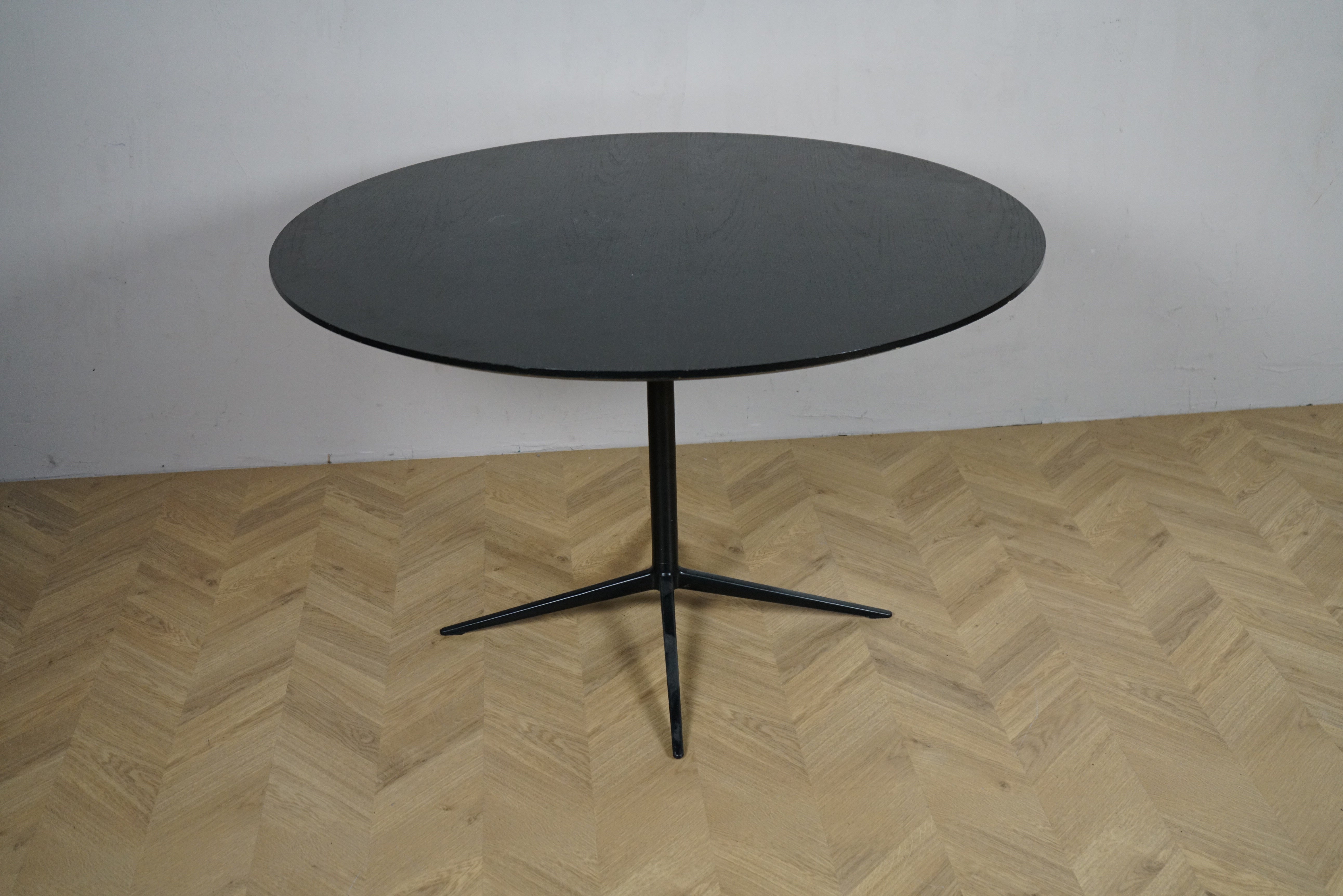 Rundt cafebord Ø120 i sortbejdset eg med sort stel, set forfra