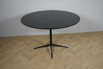 Rundt cafebord Ø120 i sortbejdset eg med sort stel, set forfra