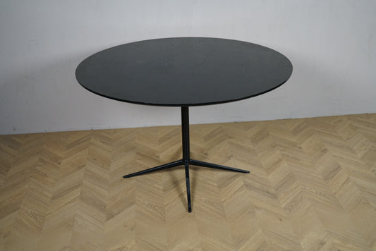 Rundt cafebord Ø120 i sortbejdset eg med sort stel, set forfra