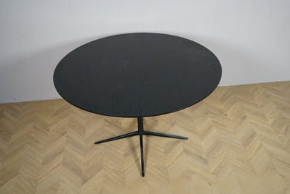 Rund sortbejdset egetræsplade Ø120 på sort stel, set ovenfra