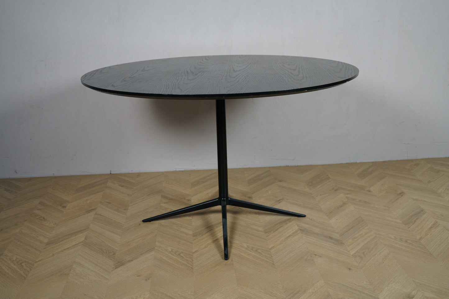 Sort rundt bord Ø120 med sort metalbase, set fra siden