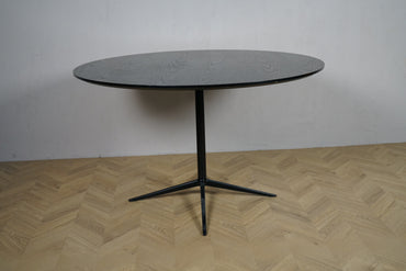 Sort rundt bord Ø120 med sort metalbase, set fra siden