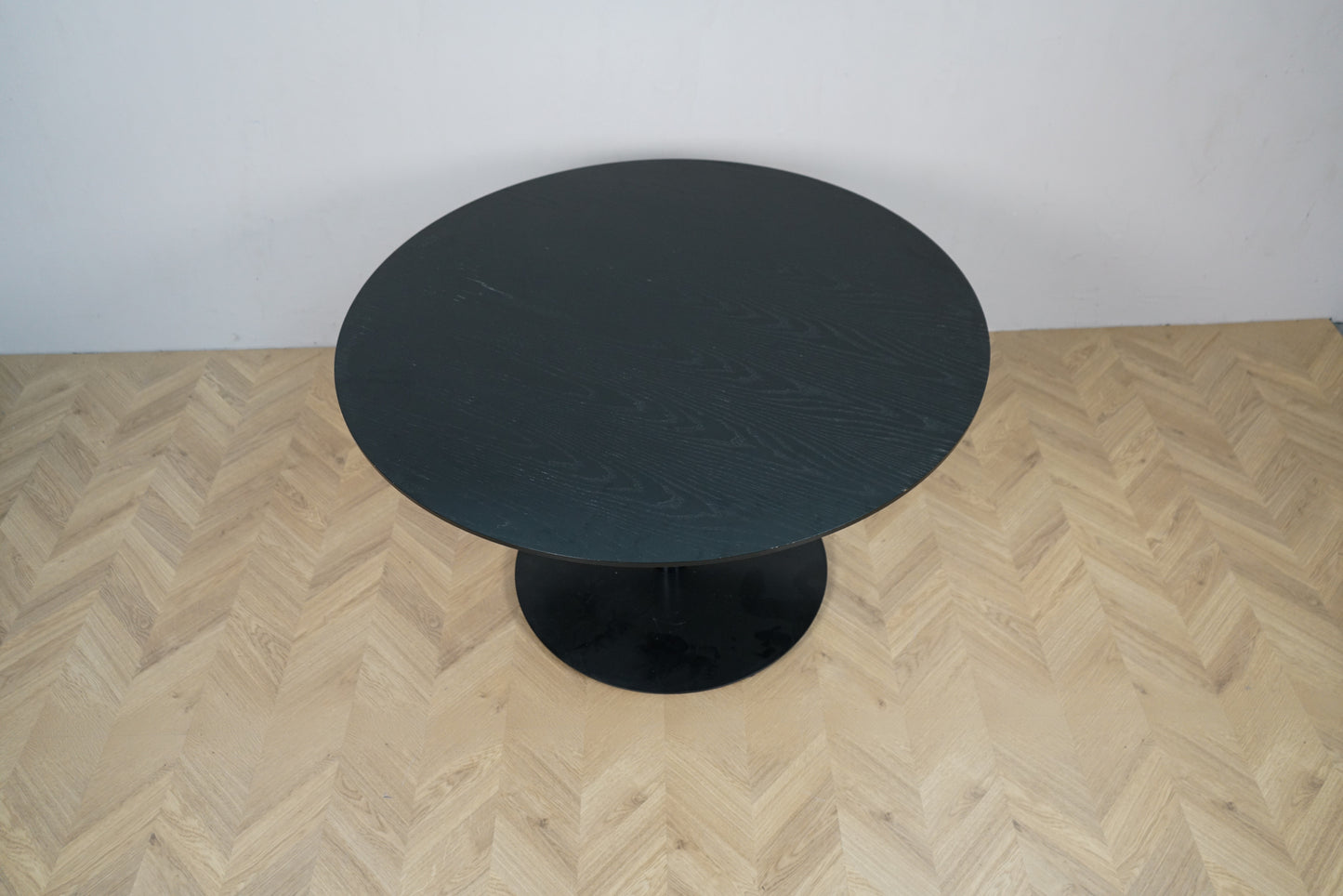Rundt cafebord Ø120 i sortbejdset eg, set ovenfra