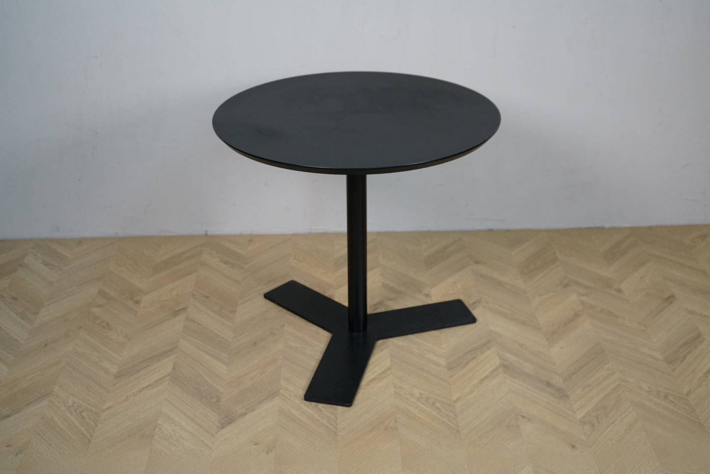 Rundt cafebord Ø80 med sort linoleum og sort stel, set forfra