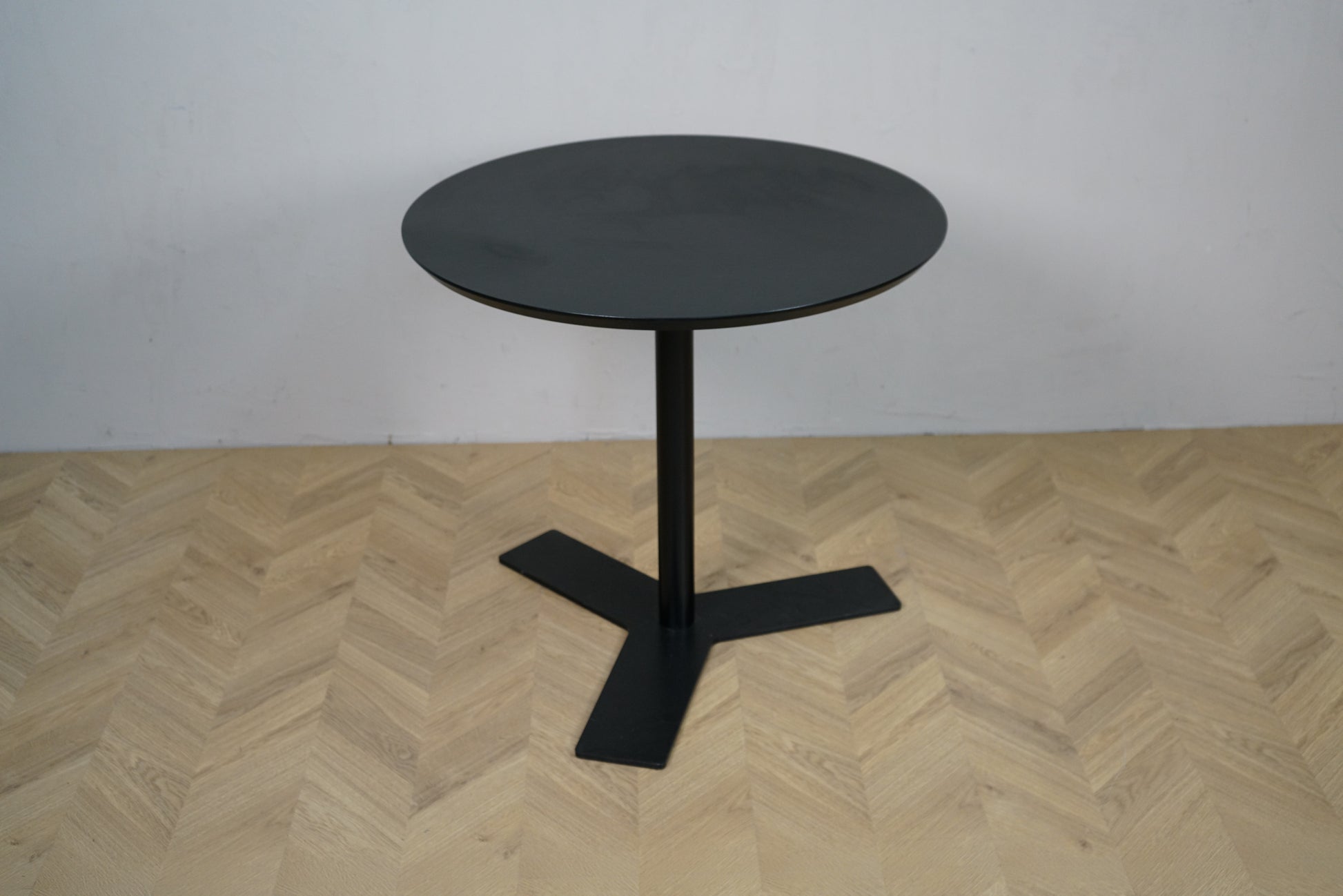 Rundt cafebord Ø80 med sort linoleum og sort stel, set forfra