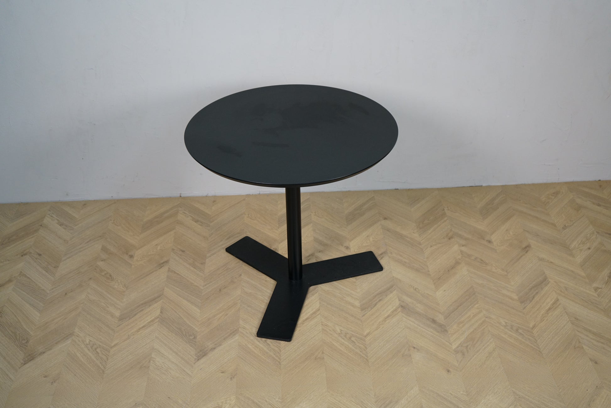 Rundt cafébord Ø80 i sort linoleum, set ovenfra