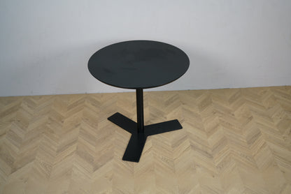 Rundt cafébord Ø80 i sort linoleum, set ovenfra