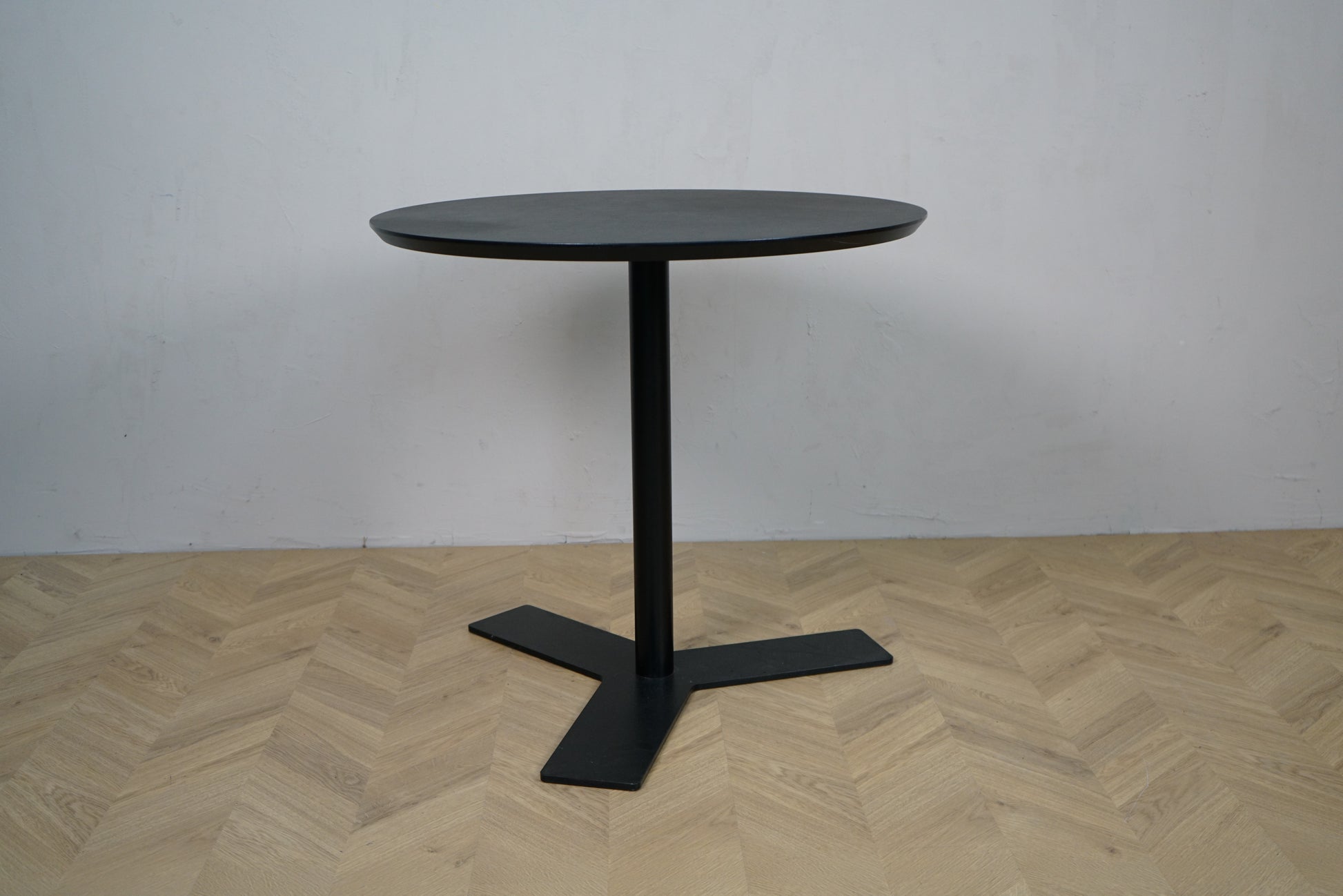 Sort rundt bord Ø80 med sort metalbase, set fra siden