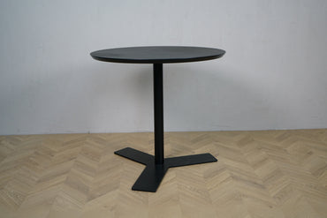 Sort rundt bord Ø80 med sort metalbase, set fra siden