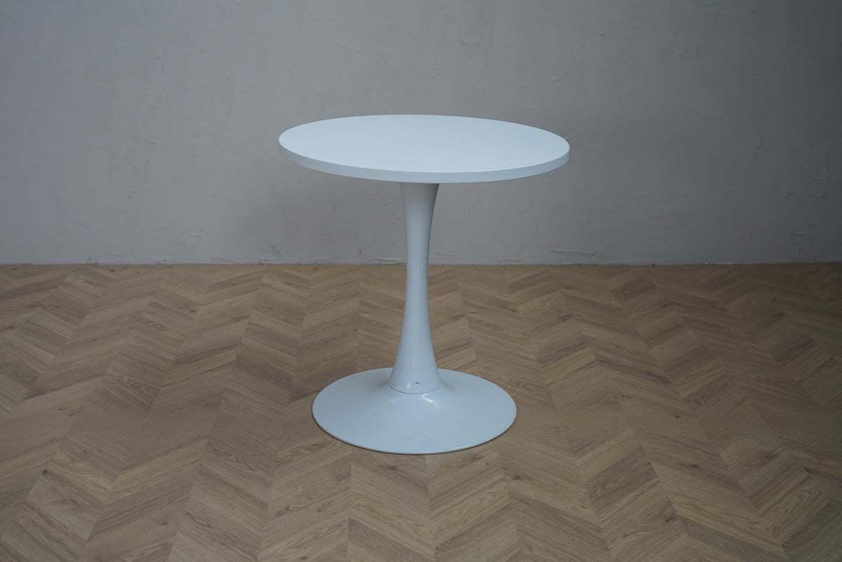Rundt kaffebord og loungebord Ø65 cm i hvid laminat med hvidt søjlestel set forfra