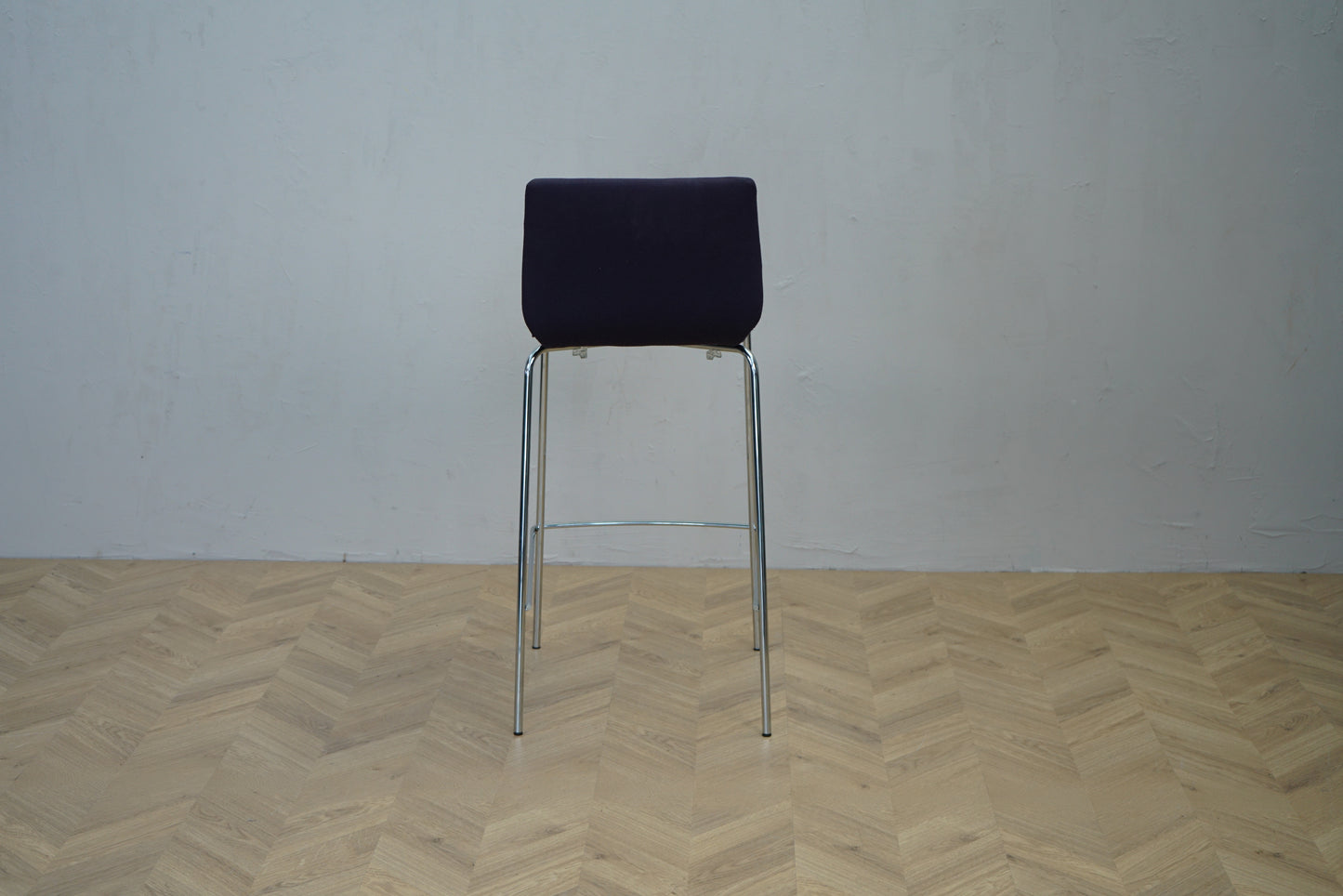 Savir højstol i sort set bagfra – elegant design med fuldpolstret ryg.
