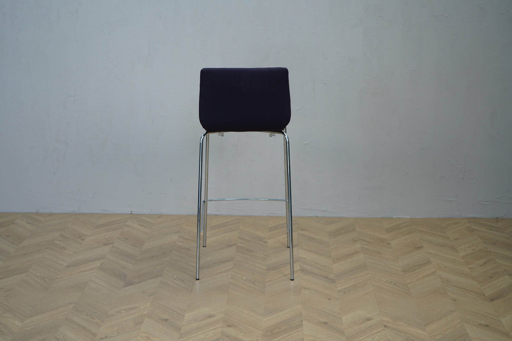 Savir højstol i sort set bagfra – elegant design med fuldpolstret ryg.