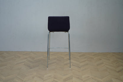 Savir højstol i sort set bagfra – elegant design med fuldpolstret ryg.