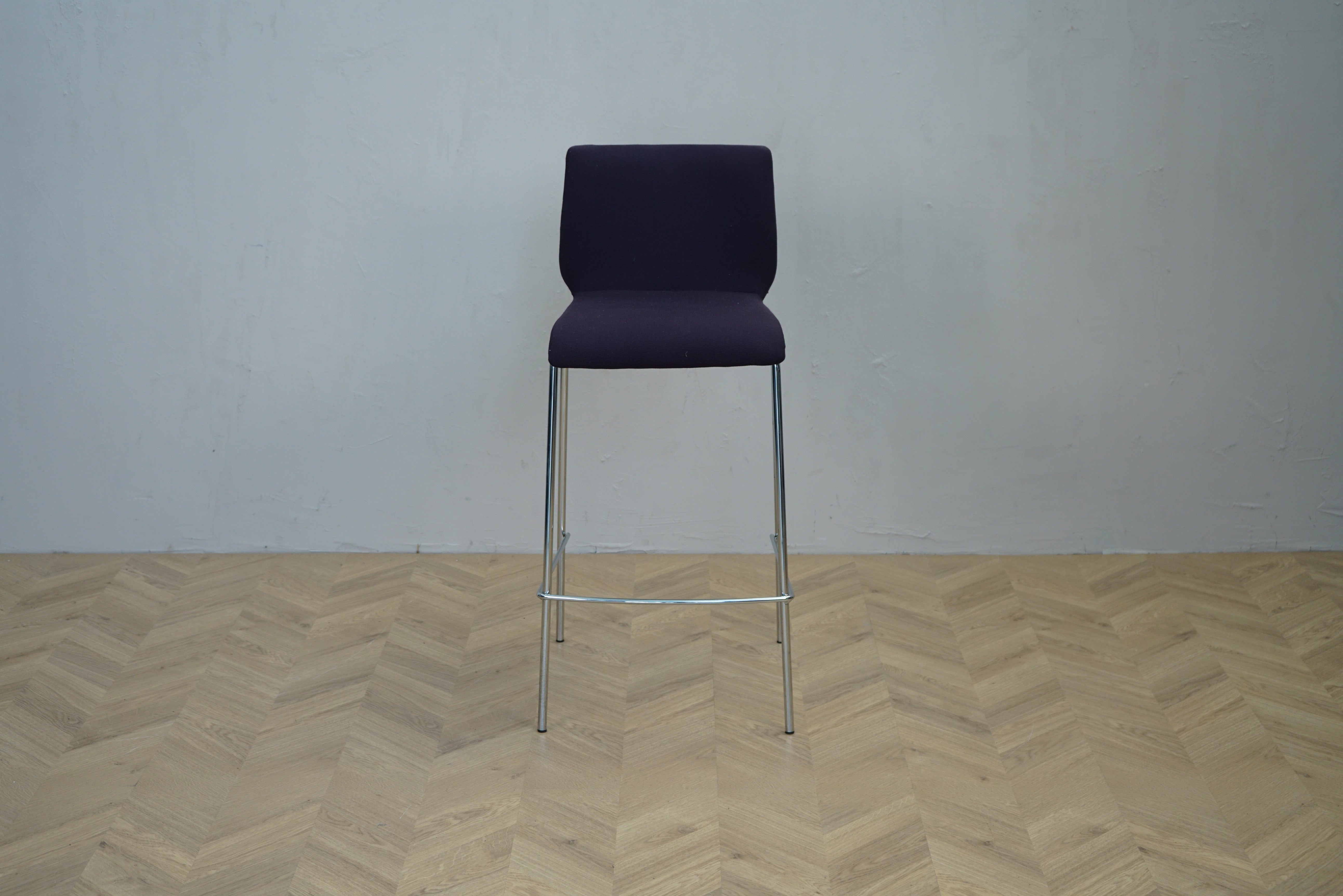 Savir højstol i sort set forfra med fuldpolstret ryg og sæde – elegant og komfortabel barstol med 72 cm siddehøjde.