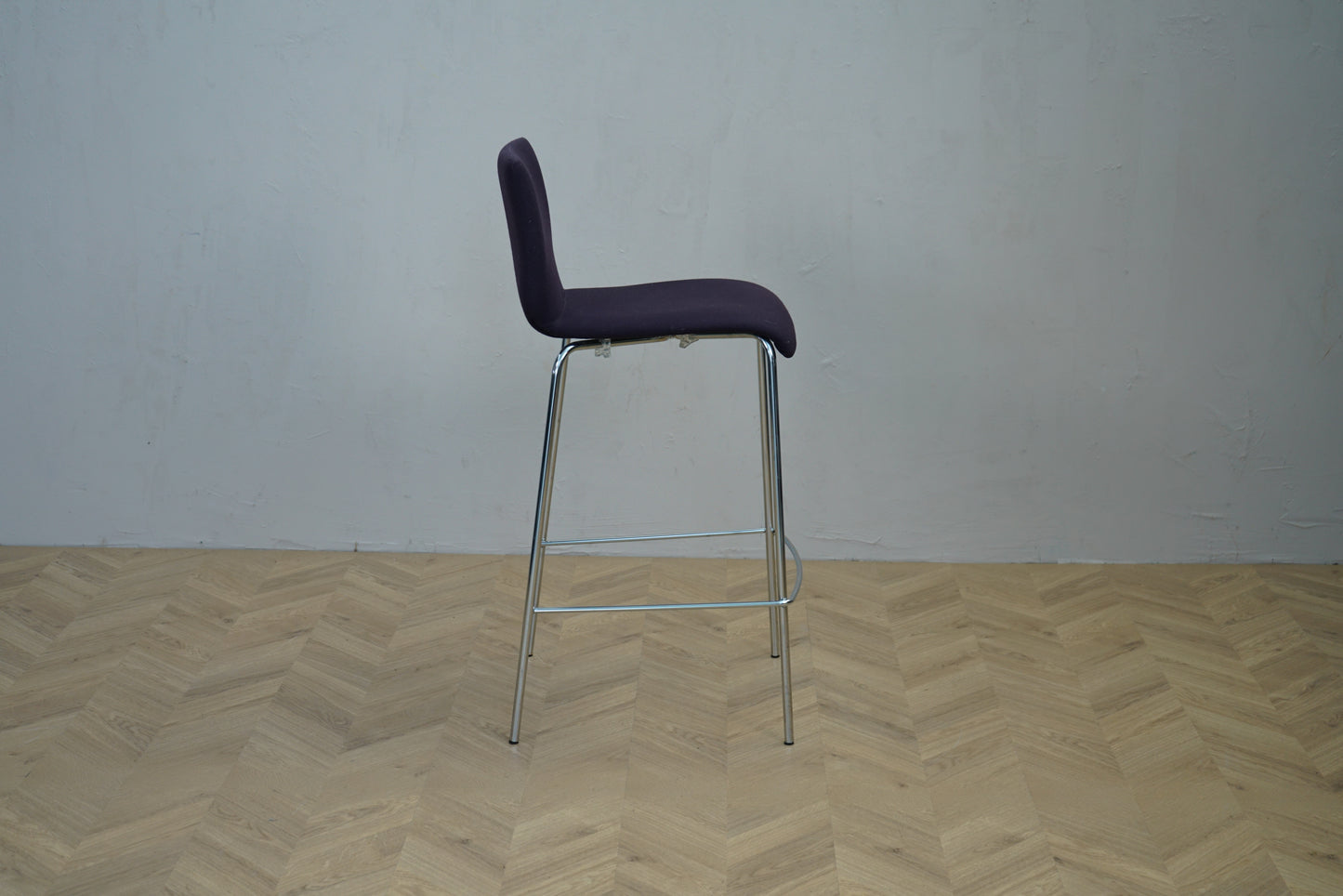 Savir højstol i sort set fra siden – barstol med 72 cm siddehøjde og robust stel.
