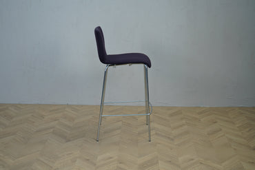 Savir højstol i sort set fra siden – barstol med 72 cm siddehøjde og robust stel.