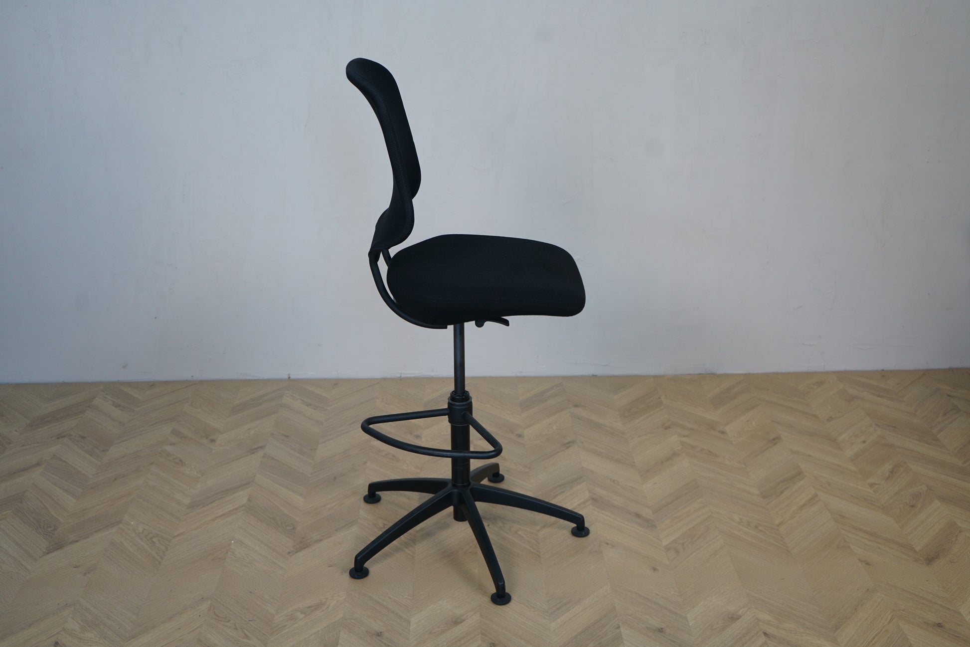 Savo arbejdsstol i sort – ergonomisk høj kontorstol med fodring, sidebillede