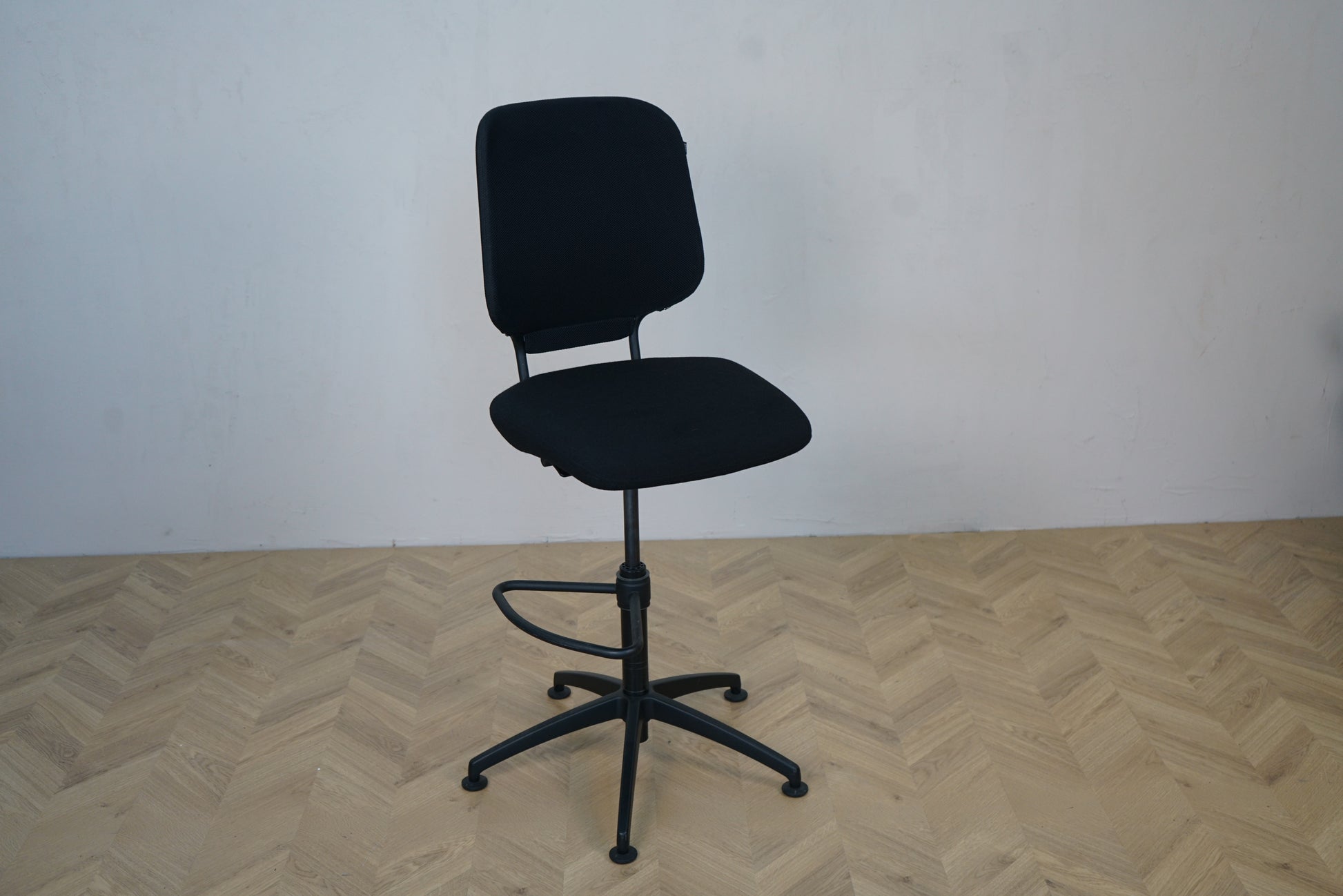 Savo arbejdsstol i sort med fodstøtte – ergonomisk høj kontorstol set fra skrå vinkel