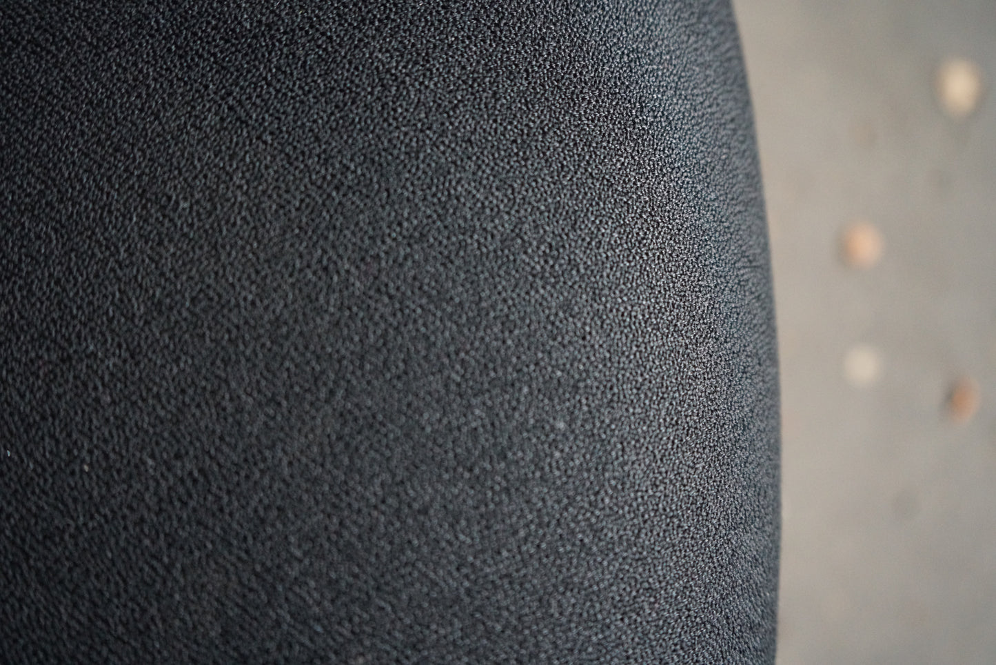 Close-up af Savo Eos kontorstolens polstring og vip-mekanisme i ergonomisk design