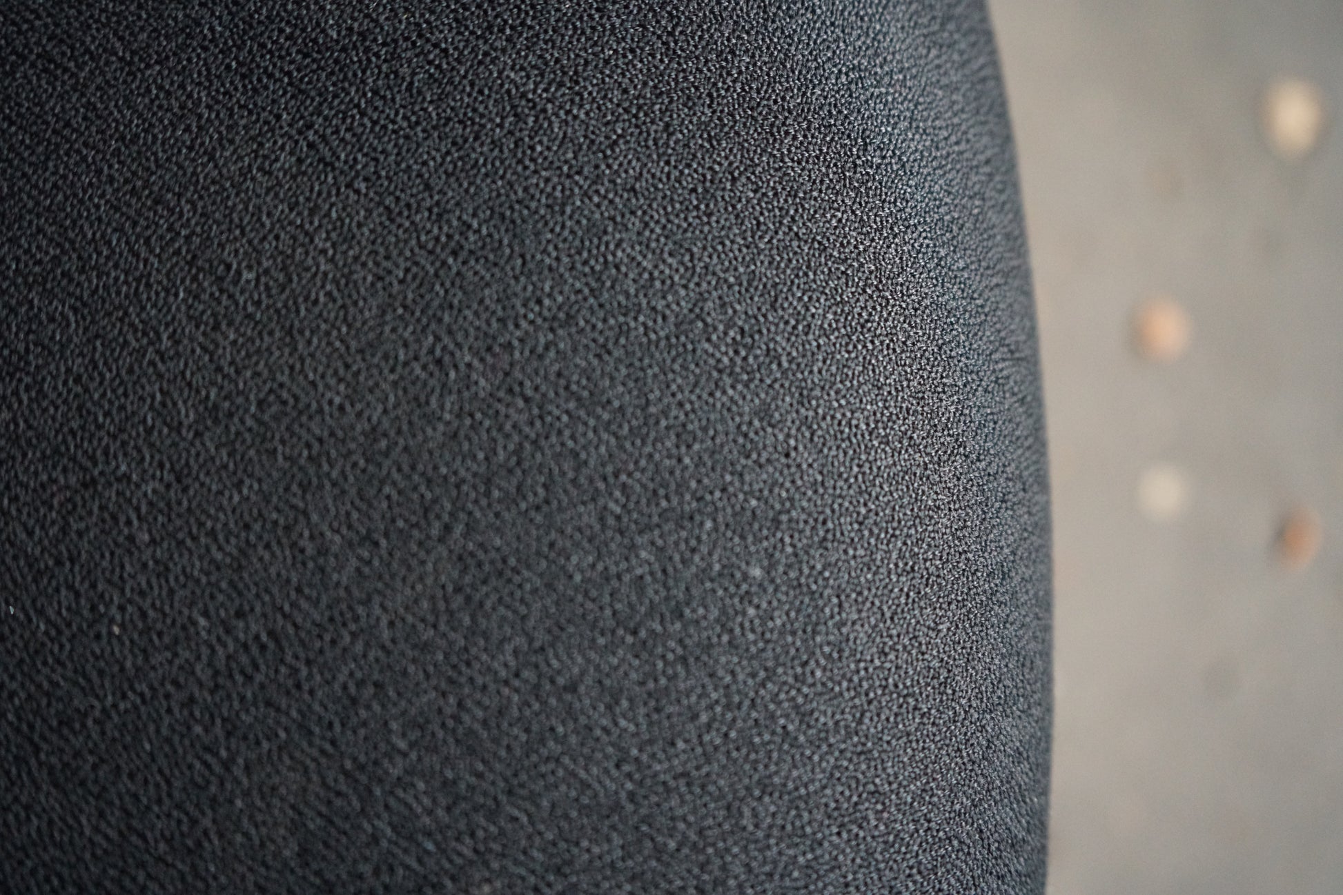 Close-up af Savo Eos kontorstolens polstring og vip-mekanisme i ergonomisk design