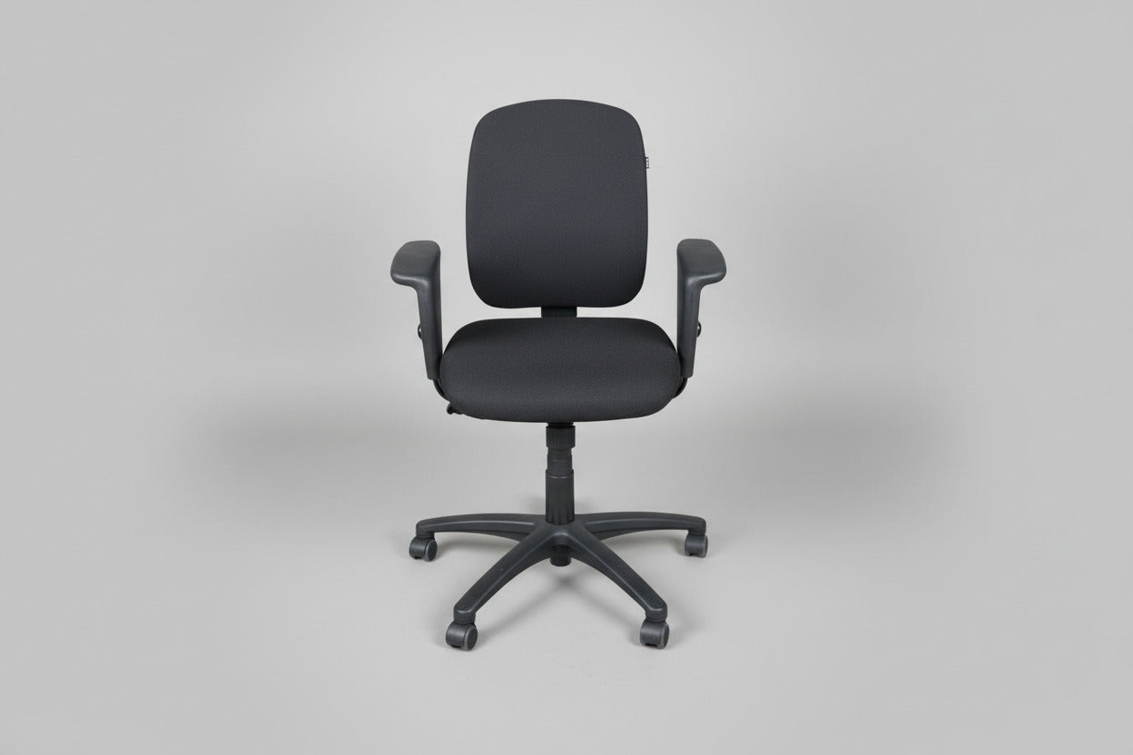 Savo Eos ergonomisk kontorstol set forfra med faste armlæn og justerbar ryghøjde