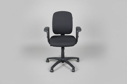 Savo Eos ergonomisk kontorstol set forfra med faste armlæn og justerbar ryghøjde