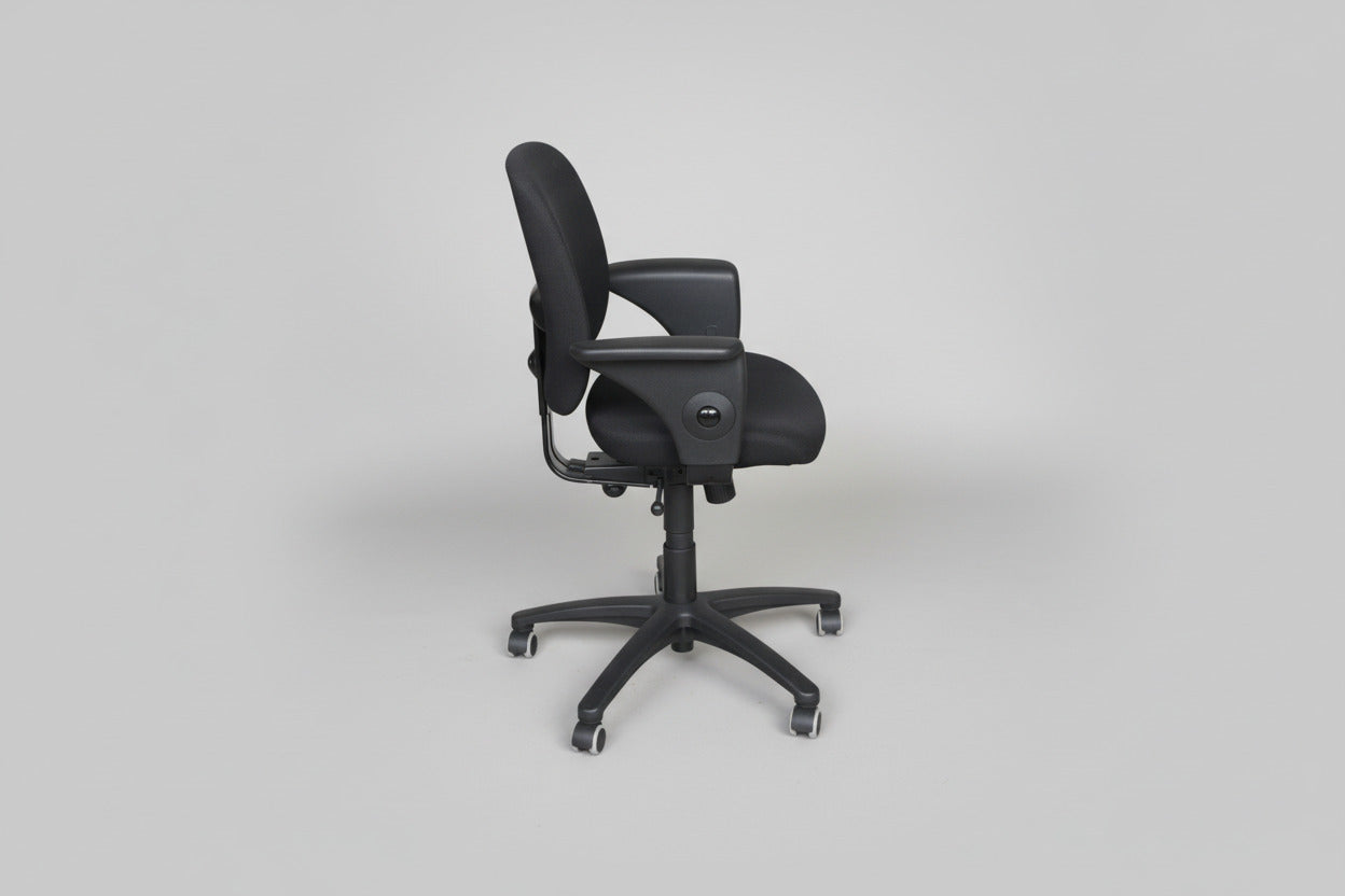 Savo Eos kontorstol set fra siden med justerbar sædedybde og flydende vip-funktion
