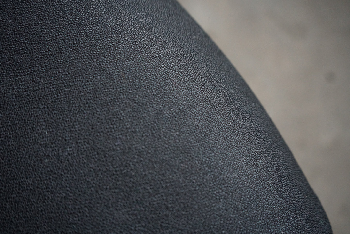 Close-up af sort polstring og detaljerne på Savo Eos kontorstol med gummibanehjul.