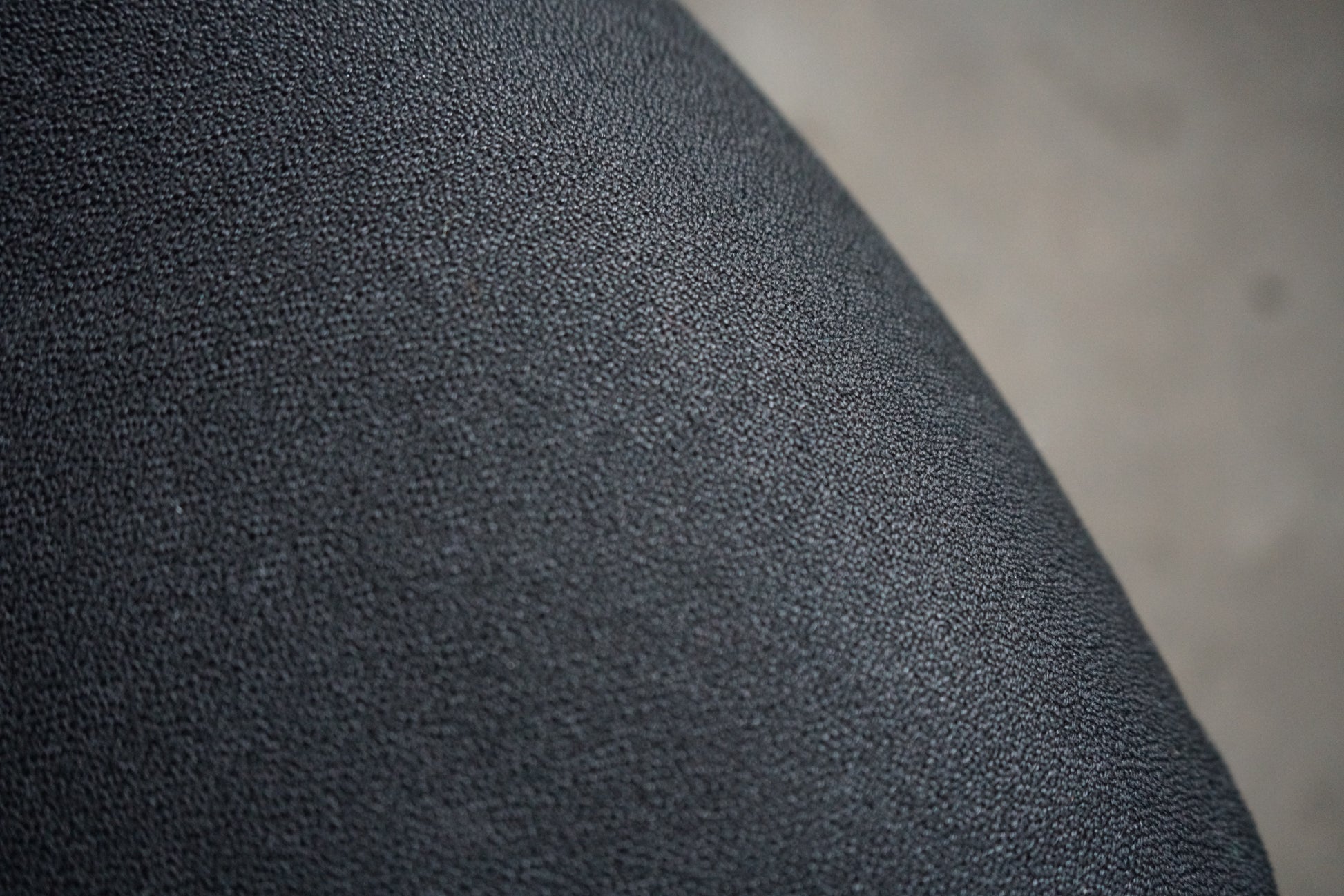 Close-up af sort polstring og detaljerne på Savo Eos kontorstol med gummibanehjul.