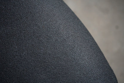 Close-up af sort polstring og detaljerne på Savo Eos kontorstol med gummibanehjul.