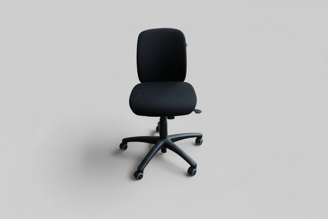 Savo Eos kontorstol i sort med lav ryg set forfra med stabilt fodkryds og gummibanehjul.