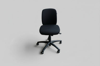 Savo Eos kontorstol i sort med lav ryg set forfra med stabilt fodkryds og gummibanehjul.