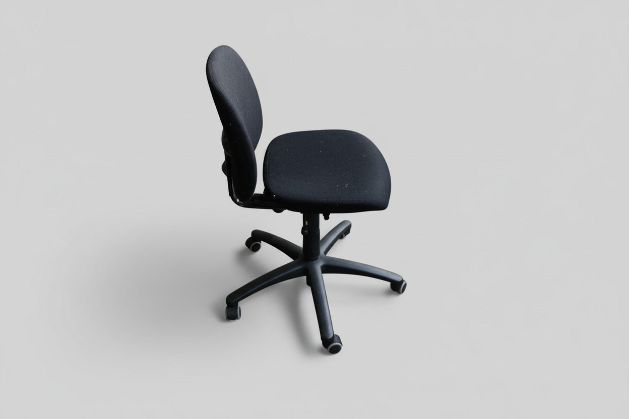 Savo Eos kontorstol i sort med lav ryg set fra siden med ergonomisk form og stabilt fodkryds.