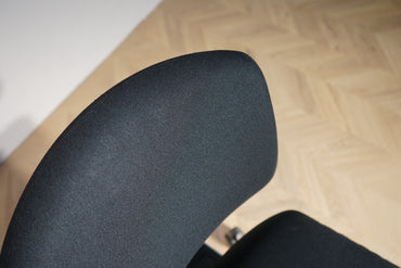 Close-up af justeringsfunktioner og sæde på Savo Ikon kontorstol