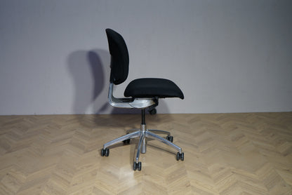 Savo Ikon kontorstol set fra siden med ergonomisk design og lav ryg
