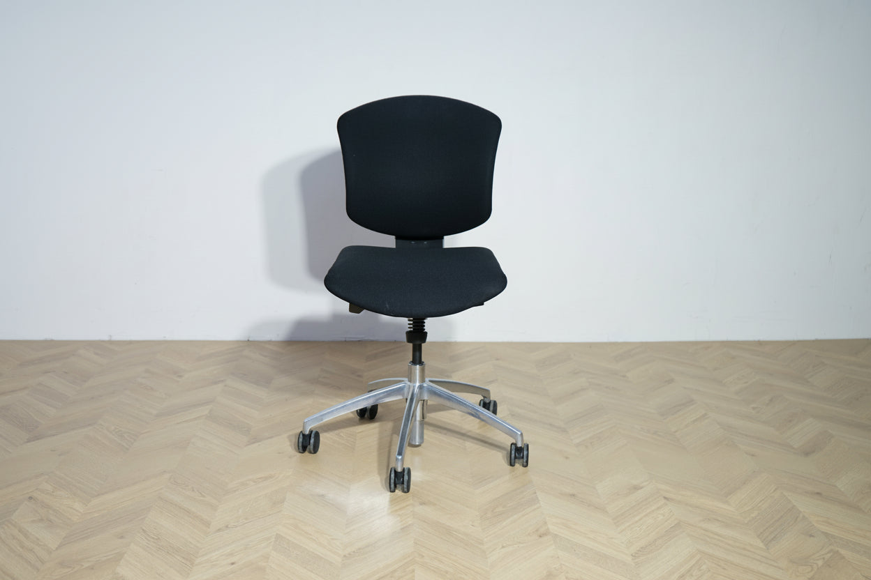 Savo Ikon kontorstol i sort med lav ryg og aluminiums fodkryds set forfra