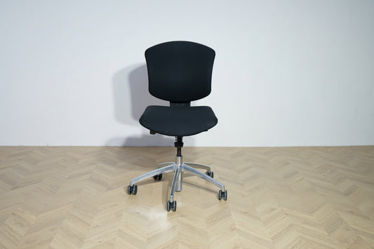 Savo Ikon kontorstol i sort med lav ryg og aluminiums fodkryds set forfra