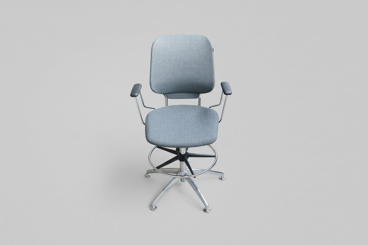 Savo kontorstol i grå polstring set forfra med armlæn, fodstøtte og elegant krom stel.