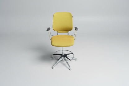 Savo kontorstol i gul polstring set forfra med armlæn, fodstøtte og elegant krom stel.