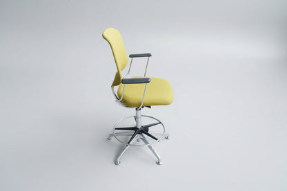 Savo kontorstol i gul polstring set fra siden med armlæn, fodstøtte og ergonomisk højdejustering.