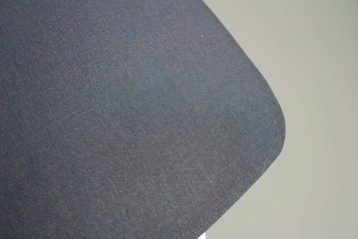 Close-up af mørkeblå polstring og detaljer på Savo kontorstol med krom stel og fodstøtte.