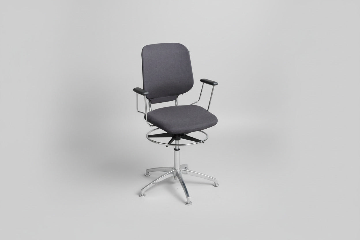 Savo kontorstol i mørkeblå polstring set forfra med armlæn, fodstøtte og elegant krom stel.