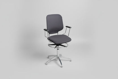 Savo kontorstol i mørkeblå polstring set forfra med armlæn, fodstøtte og elegant krom stel.