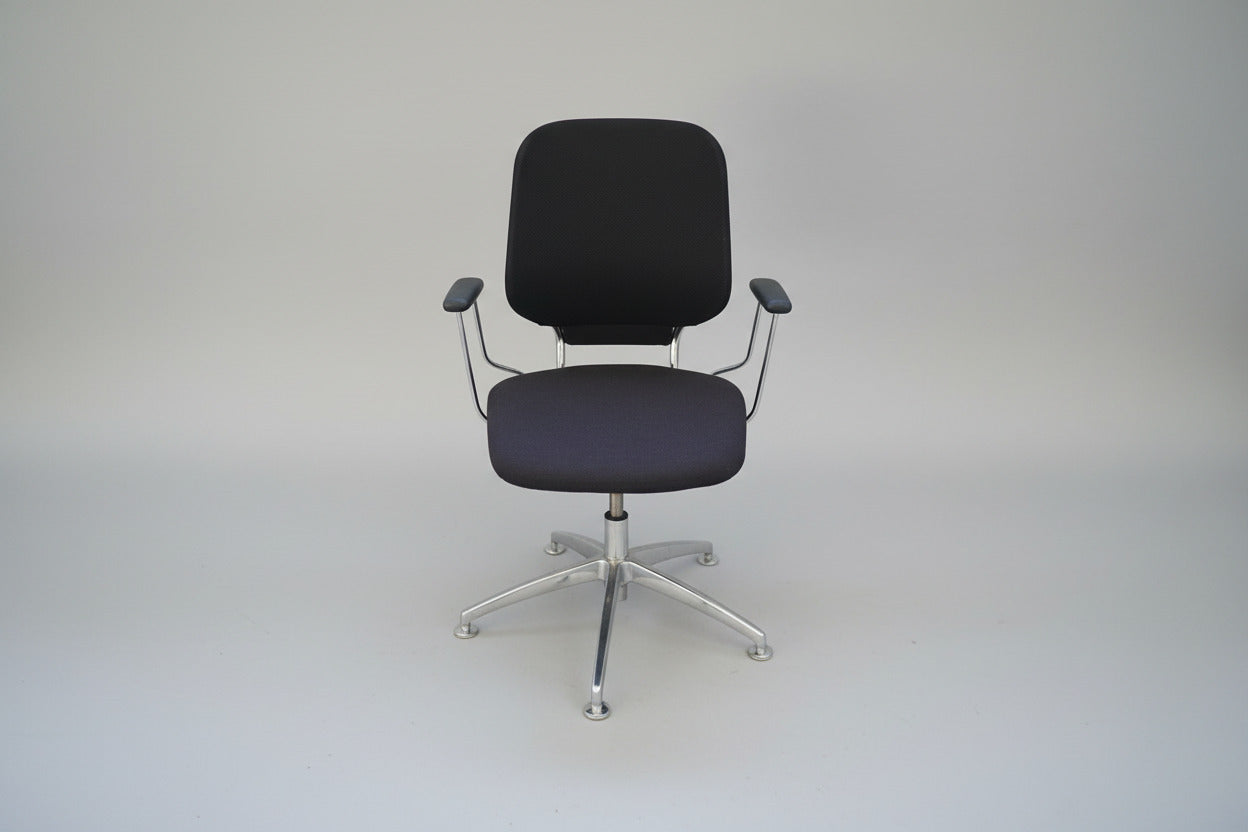 Savo kontorstol i mørkeblå med armlæn og krom stel set forfra