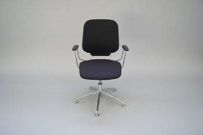 Savo kontorstol i mørkeblå med armlæn og krom stel set forfra