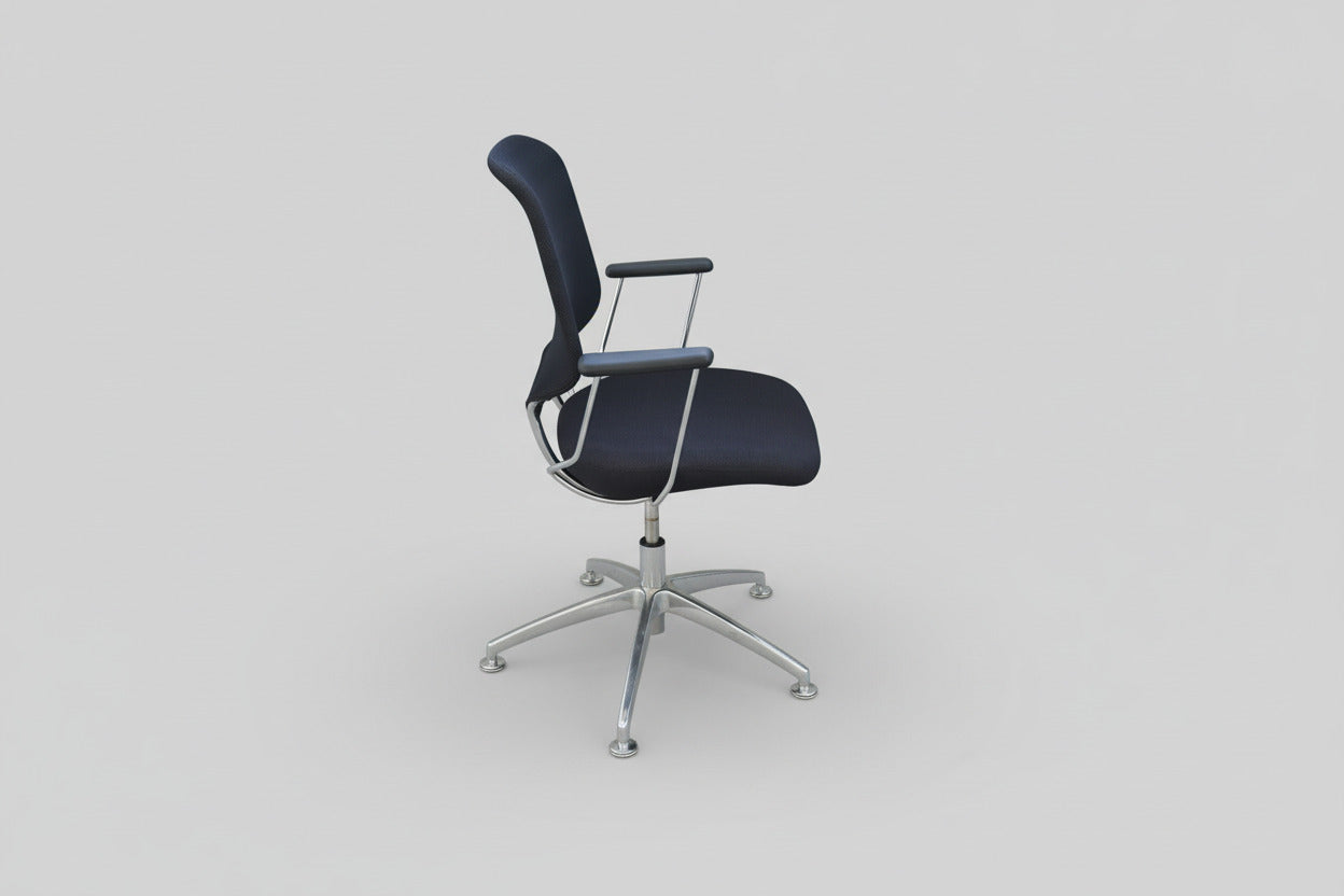 Savo kontorstol i mørkeblå set fra siden med justerbar højde, drejefunktion og armlæn