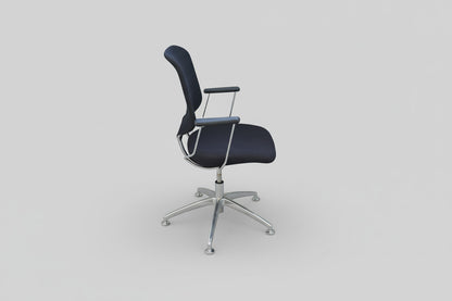 Savo kontorstol i mørkeblå set fra siden med justerbar højde, drejefunktion og armlæn