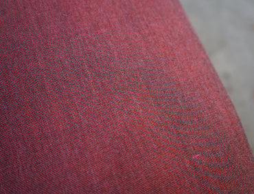 Close-up af Savo kontorstolens røde polstrede sæde, sorte ryglæn og ergonomiske detaljer