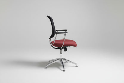 Savo kontorstol med krom stel og armlæn set fra siden, med drejefunktion og højdejustering