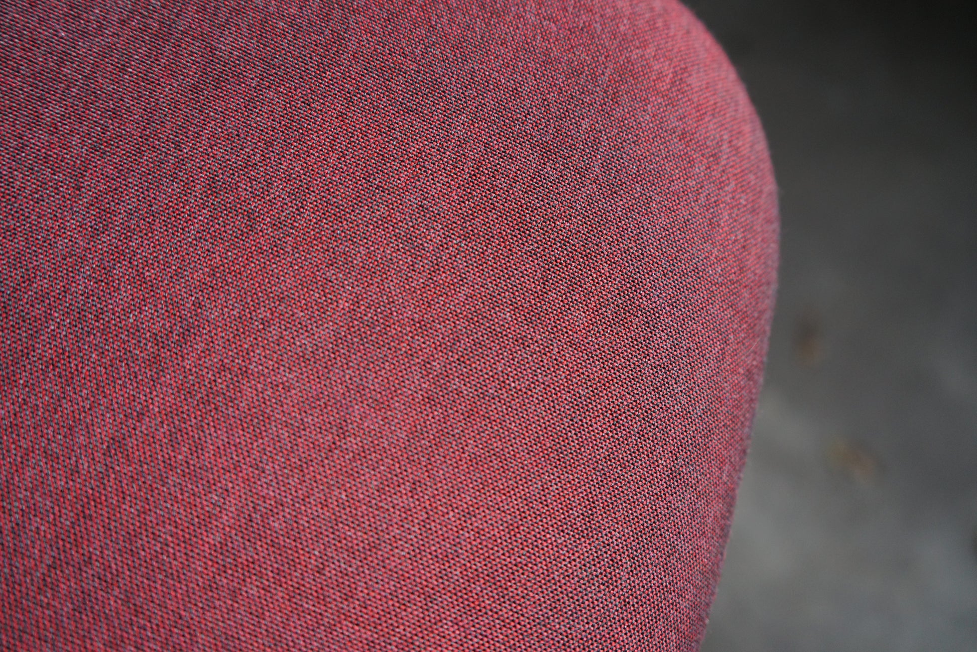 Close-up af rød polstring og detaljer på Savo kontorstol med krom stel og fodstøtte.